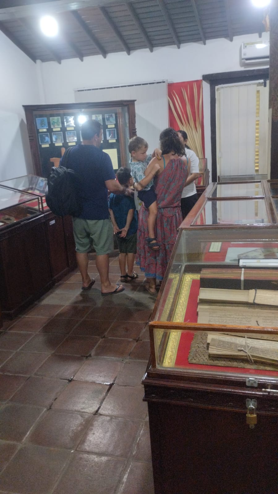 Kunjungan dari Italy ke Gedong kirtya