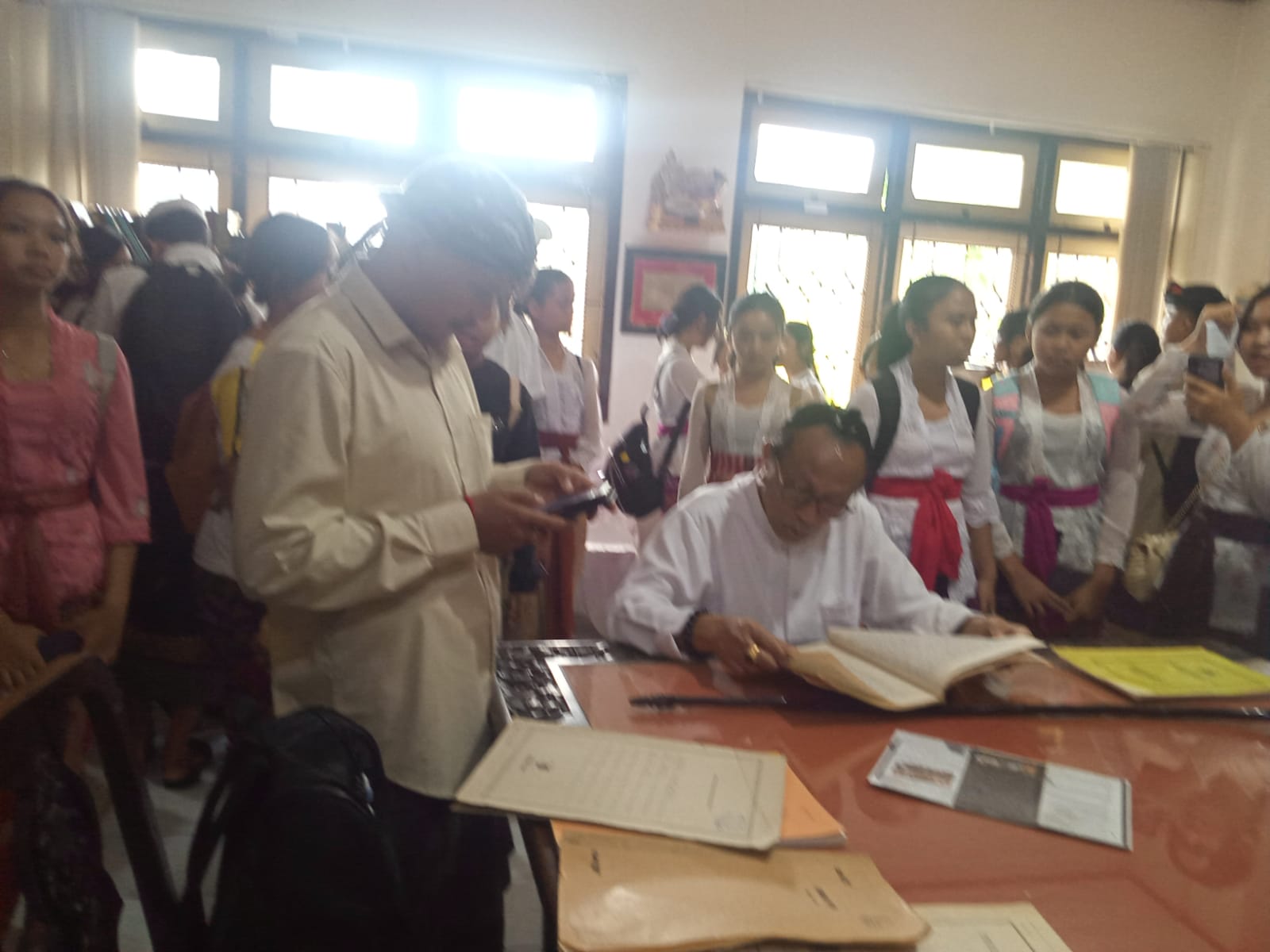 Kunjungan dari SMP 3 Kuta ke Gedong Kirtya