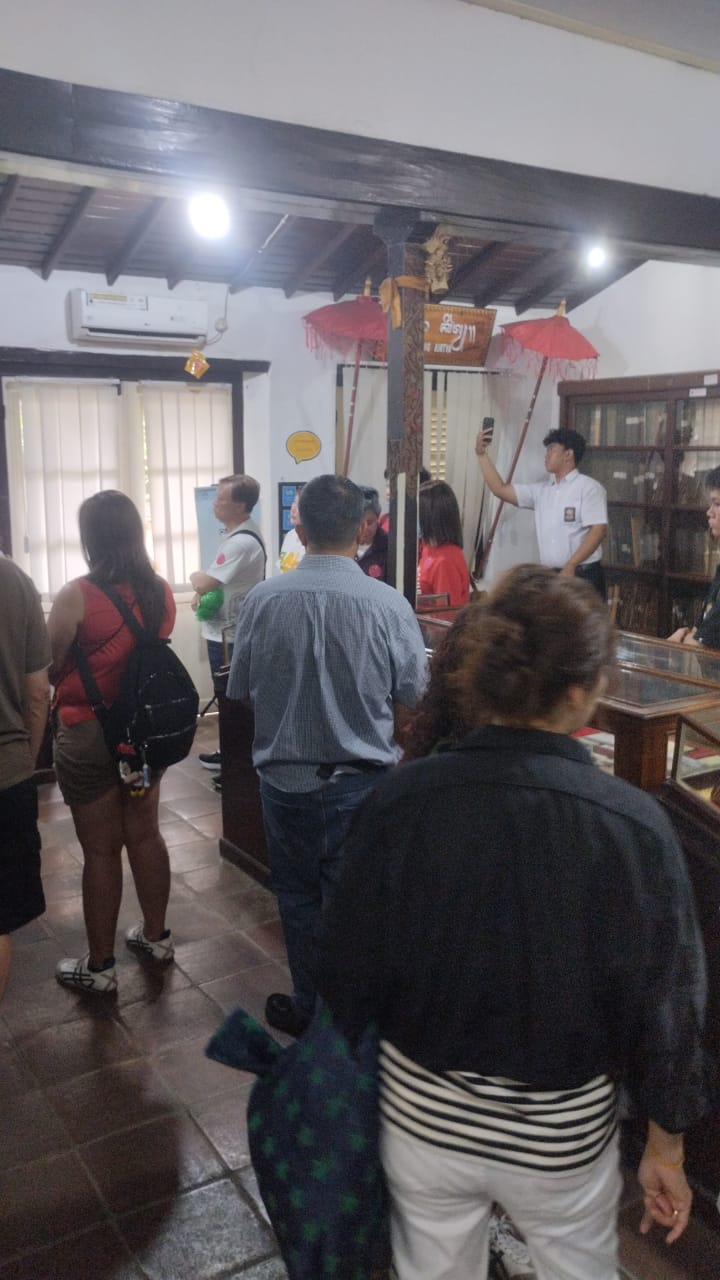 Kunjungan dari Tamu Kapal Pesiar ke Gedong Kirtya