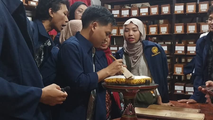 kunjungan dari Travel Agent Solo Akedemisi Wisata edukasi ke Museum Gedong Kirtya, 