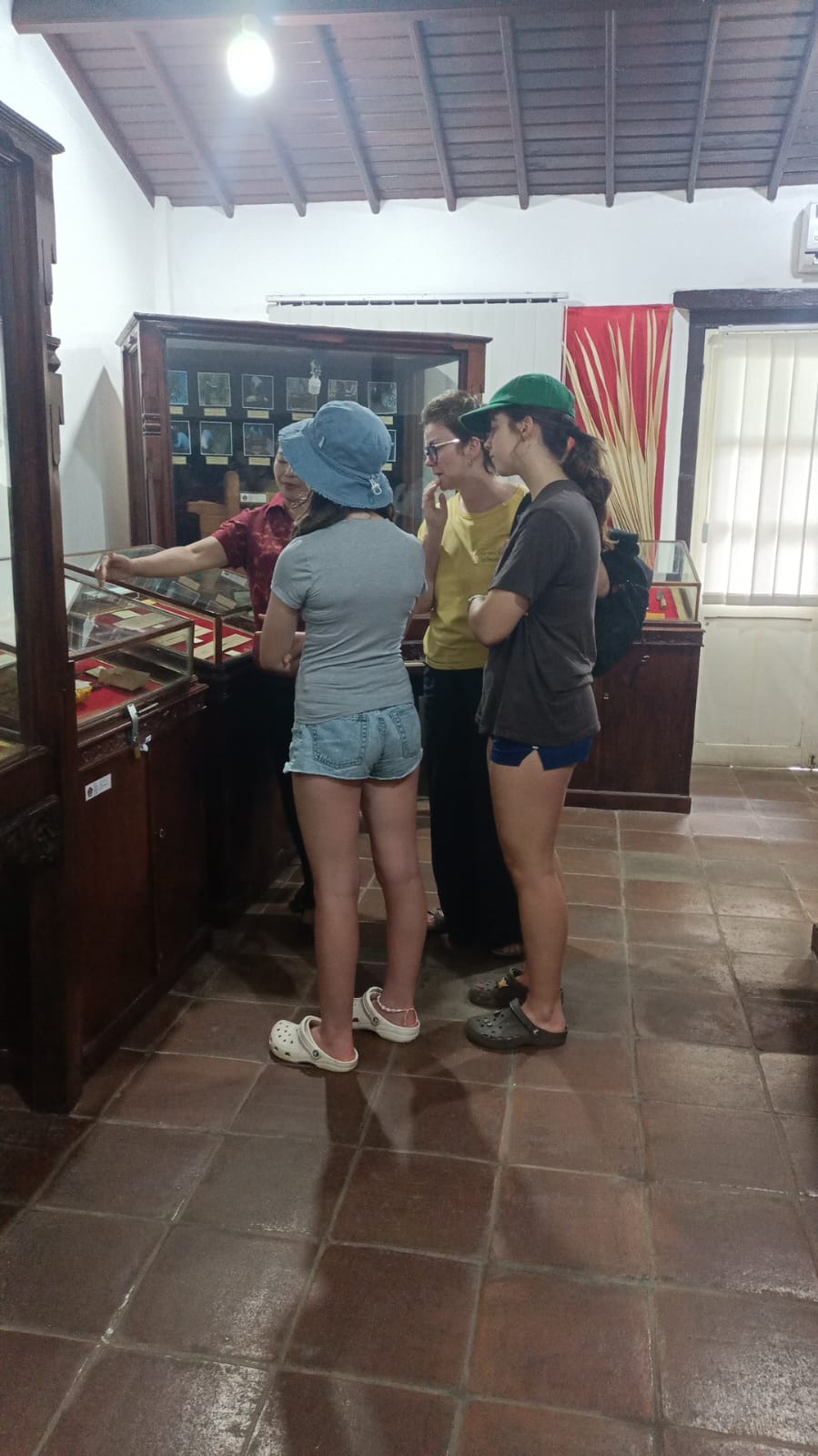 Kunjungan tamu dari Australia ke Museum Gedong kirtya Singaraja